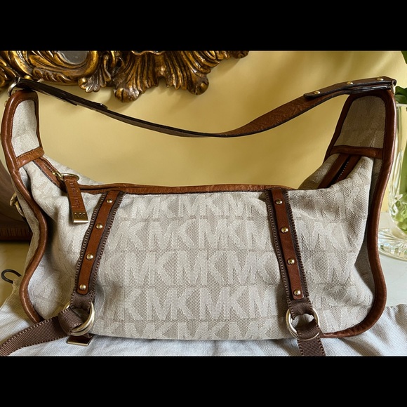 Vintage Michael Kors classic HoBo bag. - Picture 4 of 9